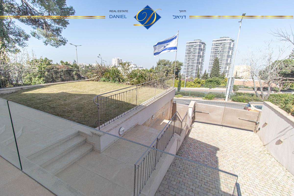 חזית בית עם דשא